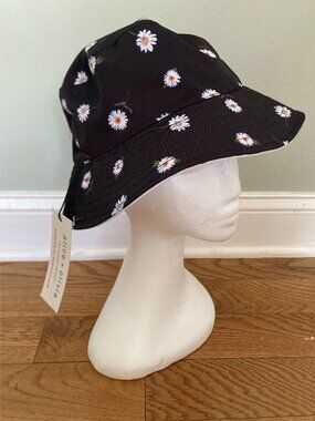 Alice + Olivia By Stacey Bendet Daisy Print Reversible Bucket Hat Black & White